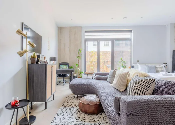 Stylish Studio In Hackney With Private Terrace